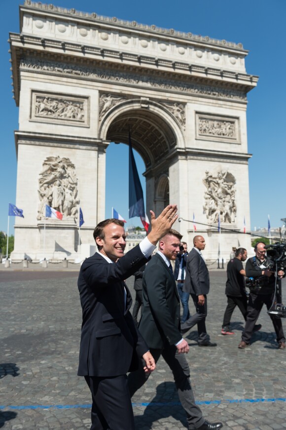 Le président de la république Emmanuel Macron à l'Arc de Triomphe à l'occasion des cérémonies du 8-Mai marquant le 73e anniversaire de la victoire alliée sur l'Allemagne nazie en 1945. Jacques Witt / Laurent Chamussy / Pool / Bestimage Emmanuel Macron.