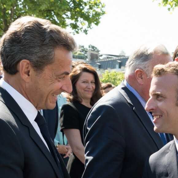Nicolas Sarkozy et le président de la république Emmanuel Macron - Le président de la république Emmanuel Macron à l'Arc de Triomphe à l'occasion des cérémonies du 8-Mai marquant le 73e anniversaire de la victoire alliée sur l'Allemagne nazie en 1945. Jacques Witt / Laurent Chamussy / Pool / Bestimage