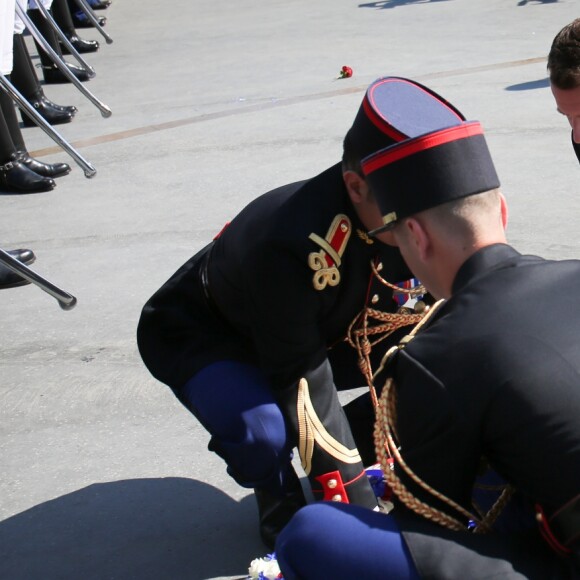 Emmanuel Macron, président de la République lors du dépôt de gerbe devant la statue du général de Gaulle, Place Clémenceau à l'occasion des cérémonies du 8-Mai marquant le 73e anniversaire de la victoire alliée sur l'Allemagne nazie en 1945. © Hamilton / Pool / Bestimage