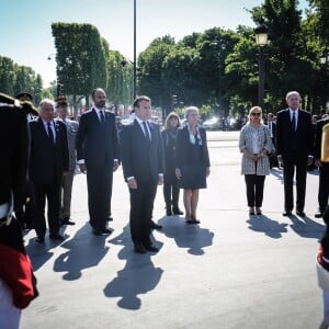 Emmanuel Macron, président de la République, Gerard Larcher, président du Senat, Edouard Philippe, premier ministre, Francois de Rugy, président de l'assemblee nationale, Genevieve Darrieussecq, secretaire d'etat aupres de la ministre des armees lors du dépôt de gerbe devant la statue du général de Gaulle, Place Clémenceau à l'occasion des cérémonies du 8-Mai marquant le 73e anniversaire de la victoire alliée sur l'Allemagne nazie en 1945. © Hamilton / Pool / Bestimage