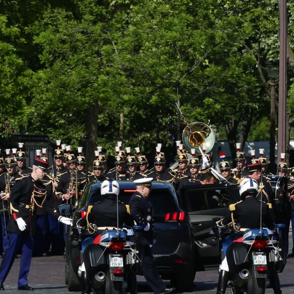 Le président de la république, Emmanuel Macron et le premier ministre Edouard Philippe durant le 73ème anniversaire de la Victoire du 8 mai 1945, avenue des champs-elysées, Paris, France, le 8 mai 2018. © Stéphane Lemouton/Bestimage