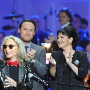 Véronique Sanson et Maurane réunies, avec Laurent Ruquier, Virginie Guilhaume, Christopher Stills et Lara Fabian, sur scène lors des 28e Victoires de la Musique le 8 février 2013.