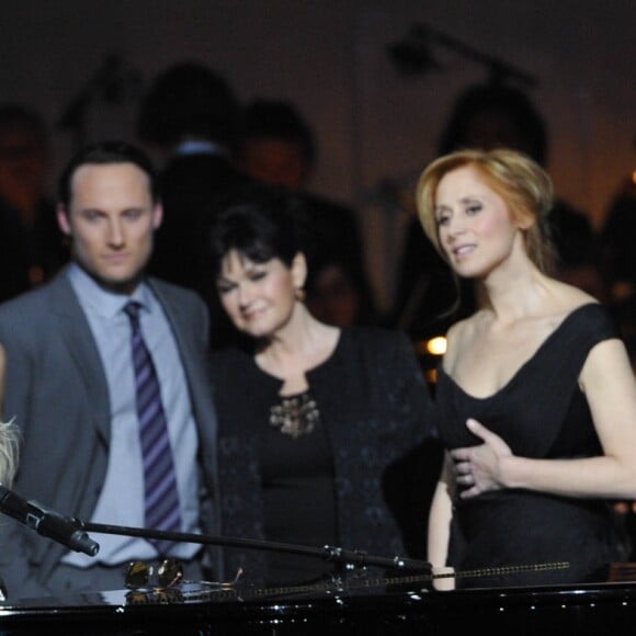 Véronique Sanson et Maurane réunies, avec Laurent Ruquier, Virginie Guilhaume, Christopher Stills et Lara Fabian, sur scène lors des 28e Victoires de la Musique le 8 février 2013.