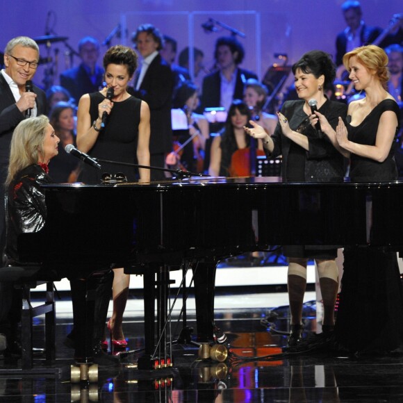 Véronique Sanson et Maurane réunies, avec Laurent Ruquier, Virginie Guilhaume, Christopher Stills, Lara Fabian, Alain Chamfort et Jeanne Cherhal, sur scène lors des 28e Victoires de la Musique le 8 février 2013.