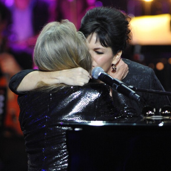 Véronique Sanson et Maurane réunies sur scène, avec émotion, lors des 28e Victoires de la Musique le 8 février 2013.
