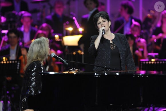 Véronique Sanson et Maurane, reprenant Ma Révérence, réunies sur scène lors des 28e Victoires de la Musique le 8 février 2013.