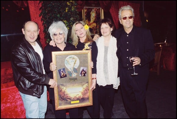 Véronique Sanson et Maurane en avril 2000 avec Michel Jonasz et Luc Plamondon à l'Etoile à Paris pour fêter le disque d'or de Catherine Lara.