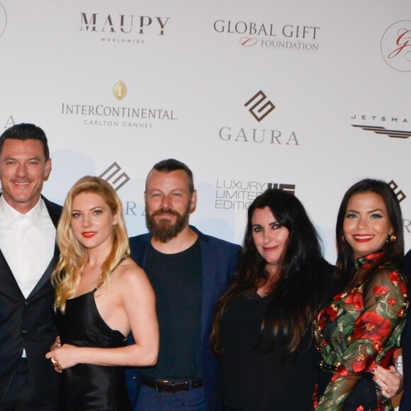 Exclusif - Maria Bravo (présidente de la Global Gift Foundation), Luke Evans, Katherin Winnick, Travis Fimmel et guest au dîner caritatif "The Global Gift Initiative" au Carlton Beach Club lors du 71ème Festival International du Film de Cannes, le 11 mai 2018. © CVS/Bestimage