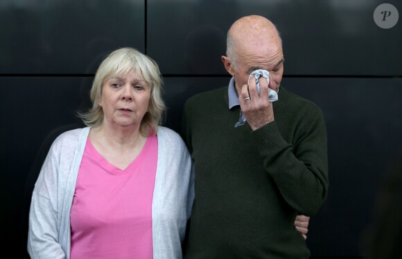 Marion et Ron Hutchison, les parents de Scott Hutchison, lors d'une conférence de presse au Dakota Hotel à South Queensferry, près d'Edimbourg, le 10 mai 2018.