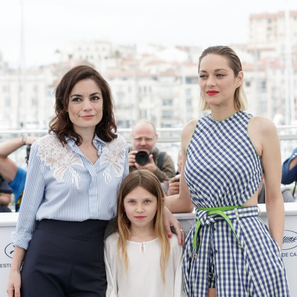 Marion Cotillard, Ayline Aksoy-Etaix, Vanessa Filho lors du photocall du film Gueule d'Ange au 71ème Festival International du Film de Cannes, le 11 mai 2018. © Borde / Jacovides / Moreau / Bestimage