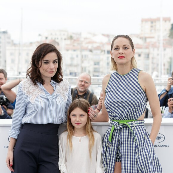 Marion Cotillard, Ayline Aksoy-Etaix, Vanessa Filho lors du photocall du film Gueule d'Ange au 71ème Festival International du Film de Cannes, le 11 mai 2018. © Borde / Jacovides / Moreau / Bestimage