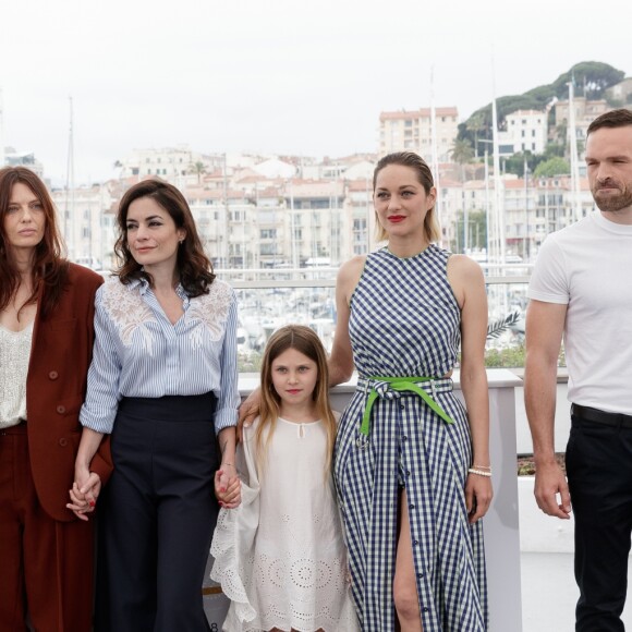 Alban Lenoir, Marion Cotillard, Ayline Aksoy-Etaix, Vanessa Filho, Amelie Daure, Stéphane Rideau lors du photocall du film Gueule d'Ange au 71ème Festival International du Film de Cannes, le 11 mai 2018. © Borde / Jacovides / Moreau / Bestimage