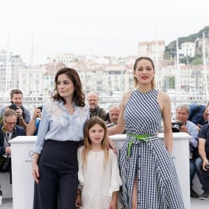 Marion Cotillard, Ayline Aksoy-Etaix, Vanessa Filho lors du photocall du film Gueule d'Ange au 71ème Festival International du Film de Cannes, le 11 mai 2018. © Borde / Jacovides / Moreau / Bestimage