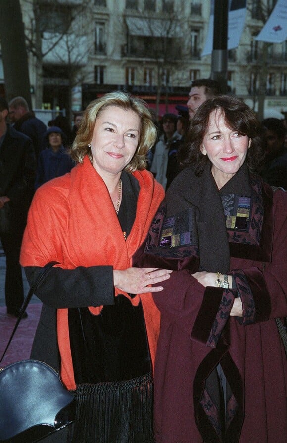Christine Deviers-Joncour et l'avocate Sophie Bottai à Paris, le 25 mars 2000.