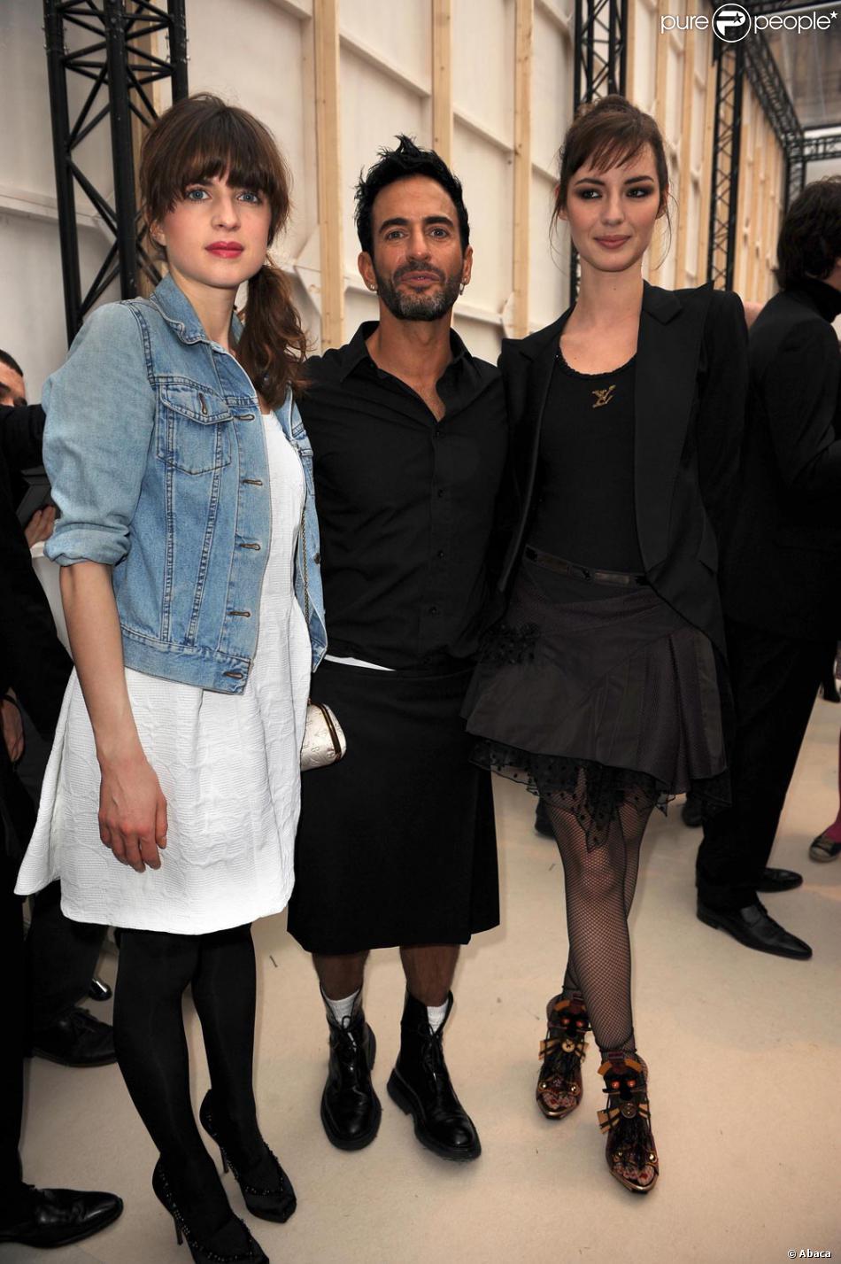 marc jacobs entoure des belles cecile cassel et louise bourgoin au defile vuitton en mars 2009 a paris meme les francaises l adorent purepeople