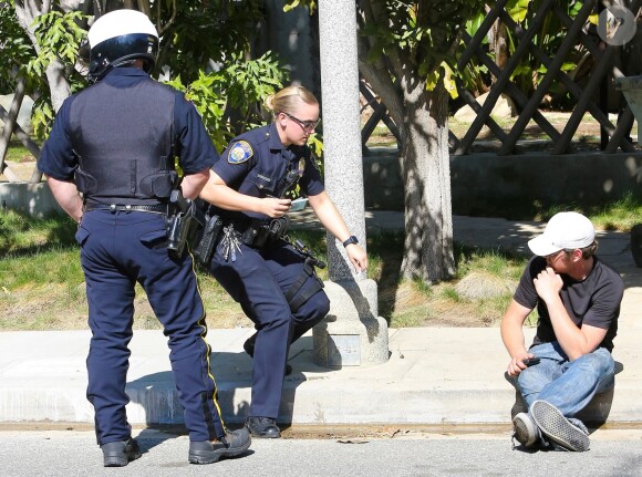 Exclusif - Un fan tente de s'inviter chez Taylor Swift. Arrêté par les agents de sécurité, ces derniers ont appelé la police qui s'est contentée de lui donner une amende avant de le laisser repartir. Los Angeles, le 10 avril 2018.
