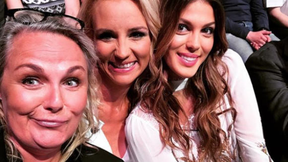 Iris Mittenaere et Élodie Gossuin complices auprès d'une Miss assez unique