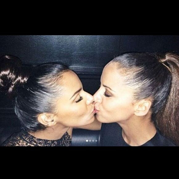 Shy'm embrassant Noémie Lenoir à l'occasion de la journée internationale contre l'homophobie et la transphobie. Instagram, le 17 mai 2018.
