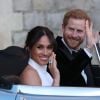Le prince Harry et Meghan Markle, duchesse de Sussex quittant le château de Windsor à bord d'une Jaguar Type E cabriolet en tenue de soirée, après leur cérémonie de mariage et la réception à St George's Hall, pour se rendre à la réception à Frogmore House, le 19 mai 2018.
