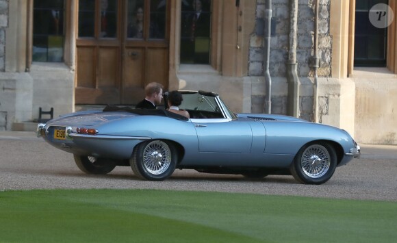Le prince Harry et Meghan Markle, duc et duchesse de Sussex, ont quitté le château de Windsor à bord d'une Jaguar E-Type Concept Zero immatriculée "190518" pour se rendre à Frogmore House où avait lieu la réception de leur mariage, le 19 mai 2018. La mariée s'était changée et portait une robe Stella McCartney ainsi qu'une bague sertie d'une aigue-marine ayant apparten à Lady Diana.