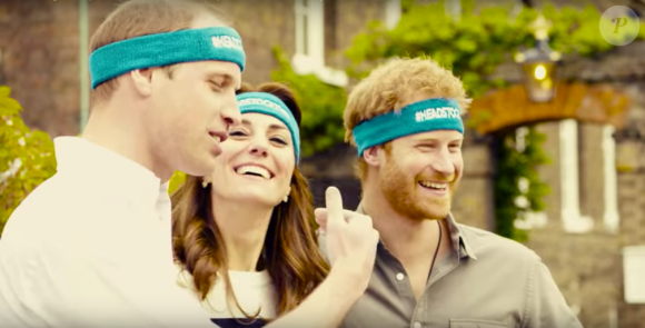 Kate Middleton, le prince William et le prince Harry ont participé le 21 avril dans les jardins de leur résidence du palais de Kensington à un spot de sensibilisation à la santé mentale pour le compte de l'association Heads Together révélé le 24 avril 2016.