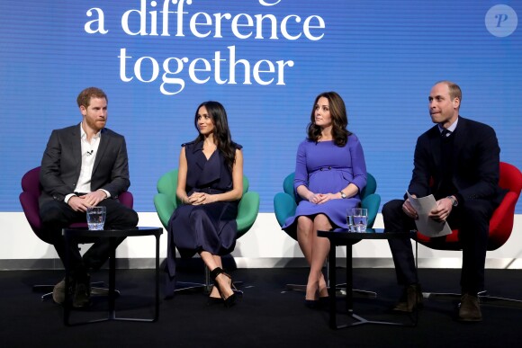 Kate Middleton, duchesse de Cambridge, enceinte de huit mois (en robe Seraphine), Meghan Markle (dans un ensemble Jason Wu), le prince William et le prince Harry étaient réunis pour la première fois en engagement public le 28 février 2018 pour le premier Forum annuel de la Fondation royale, au siège social d'Aviva à Londres, autour du thème "Changer les choses ensemble".