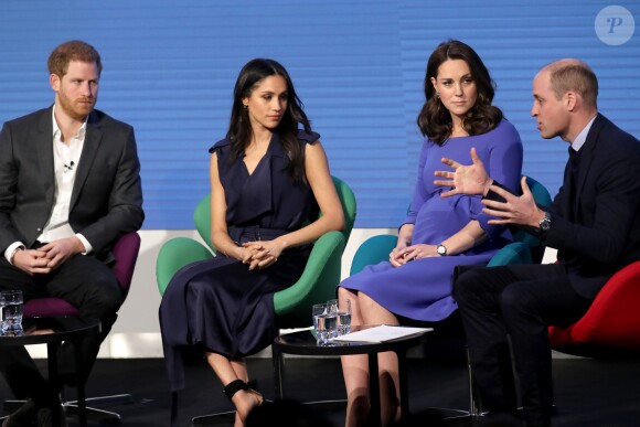 Kate Middleton, duchesse de Cambridge, enceinte de huit mois (en robe Seraphine), Meghan Markle (dans un ensemble Jason Wu), le prince William et le prince Harry étaient rassemblés pour la première fois en engagement public le 28 février 2018 pour le premier Forum annuel de la Fondation royale, au siège social d'Aviva à Londres, autour du thème "Changer les choses ensemble".
