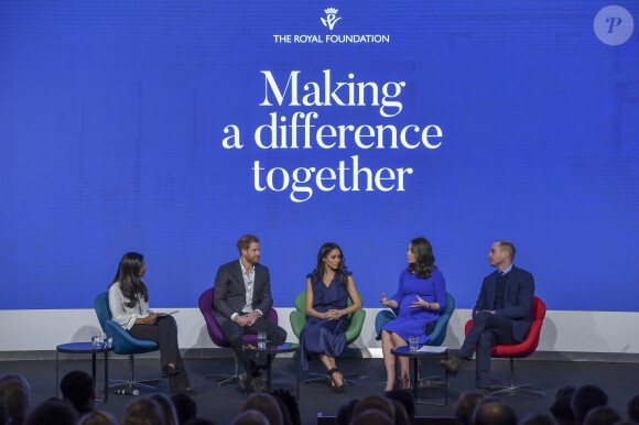 Kate Middleton, duchesse de Cambridge, enceinte de huit mois (en robe Seraphine), Meghan Markle (dans un ensemble Jason Wu), le prince William et le prince Harry étaient rassemblés pour la première fois en engagement public le 28 février 2018 pour le premier Forum annuel de la Fondation royale, au siège social d'Aviva à Londres, autour du thème "Changer les choses ensemble".