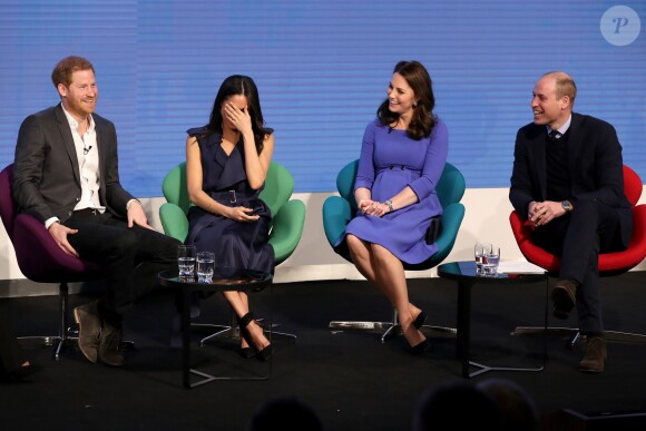 Moment d'hilarité ! Kate Middleton, duchesse de Cambridge, enceinte de huit mois (en robe Seraphine), Meghan Markle (dans un ensemble Jason Wu), le prince William et le prince Harry étaient rassemblés pour la première fois en engagement public le 28 février 2018 pour le premier Forum annuel de la Fondation royale, au siège social d'Aviva à Londres, autour du thème "Changer les choses ensemble".