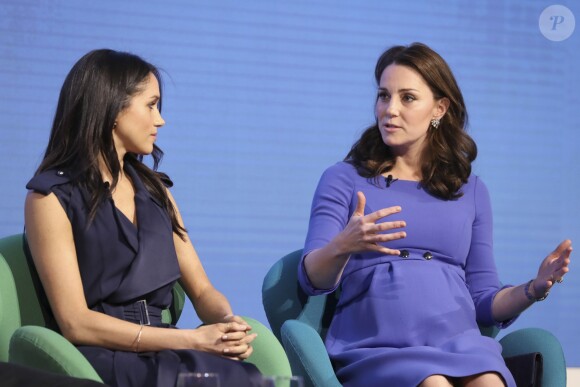 Meghan Markle et la duchesse Catherine. Kate Middleton, duchesse de Cambridge, enceinte de huit mois (en robe Seraphine), Meghan Markle (dans un ensemble Jason Wu), le prince William et le prince Harry étaient rassemblés pour la première fois en engagement public le 28 février 2018 pour le premier Forum annuel de la Fondation royale, au siège social d'Aviva à Londres, autour du thème "Changer les choses ensemble".