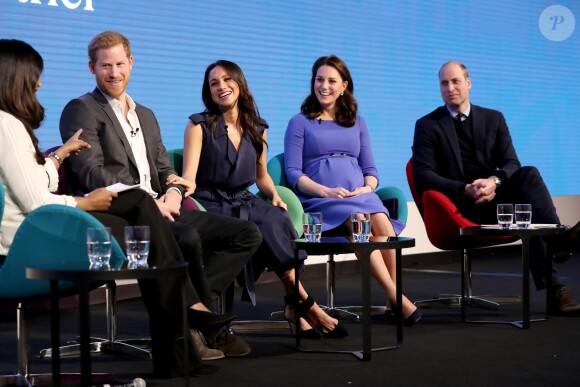 Le prince Harry, Meghan Markle (dans un ensemble Jason Wu), la duchesse Catherine de Cambridge (robe de grossesse Seraphine), enceinte, et le prince William étaient rassemblés pour la première fois en engagement public le 28 février 2018 pour le premier Forum annuel de la Fondation royale, au siège social d'Aviva à Londres, autour du thème "Changer les choses ensemble".