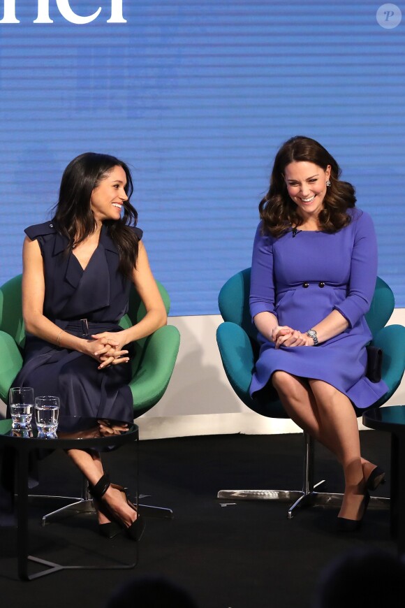 Meghan et Kate, déjà une belle complicité. Le prince Harry, Meghan Markle (dans un ensemble Jason Wu), la duchesse Catherine de Cambridge (robe de grossesse Seraphine), enceinte, et le prince William étaient rassemblés pour la première fois en engagement public le 28 février 2018 pour le premier Forum annuel de la Fondation royale, au siège social d'Aviva à Londres, autour du thème "Changer les choses ensemble".