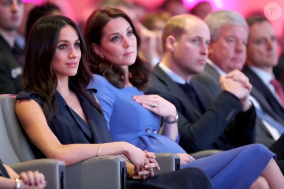 Meghan et Kate dans le public. Le prince Harry, Meghan Markle (dans un ensemble Jason Wu), la duchesse Catherine de Cambridge (robe de grossesse Seraphine), enceinte, et le prince William étaient rassemblés pour la première fois en engagement public le 28 février 2018 pour le premier Forum annuel de la Fondation royale, au siège social d'Aviva à Londres, autour du thème "Changer les choses ensemble".