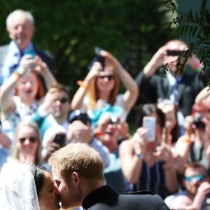Le prince Harry et Meghan Markle (en robe de mariée Givenchy), duc et duchesse de Sussex, à la sortie de chapelle St. George au château de Windsor après leur mariage le 19 mai 2018.