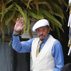 Exclusif : Johnny Hallyday habillé en Gatsby le Magnifique et sa fille Joy nous saluent depuis sa maison de Pacific Palissade le 13 juin 2015. Johnny porte ce costume pour sa fête d'anniversaire (il est né le 15 juin) sur le thème de Gatsby. Une idée de Laeticia.