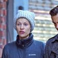 Exclusif - Claire Danes, enceinte, et son mari Hugh Dancy croisent Sienna Miller dans la rue lors d'une balade matinale à New York le 20 avril 2018.