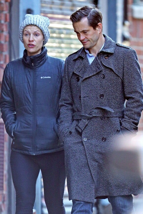 Exclusif - Claire Danes, enceinte, et son mari Hugh Dancy croisent Sienna Miller dans la rue lors d'une balade matinale à New York le 20 avril 2018.