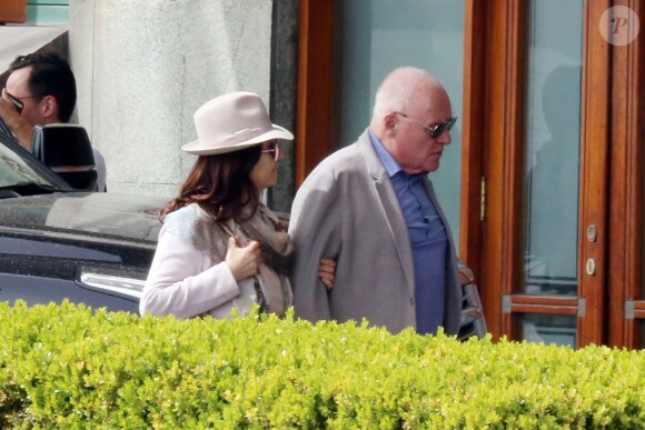 Exclusif - Anthony Hopkins et sa femme Stella Arroyave - A.Hopkins et sa femme S.Arroyave, quittent le Grand Hotel Vesuvio à Naples, Italie, le 9 avril 2018.