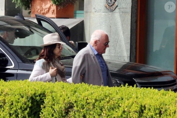 Exclusif - Anthony Hopkins et sa femme Stella Arroyave - A.Hopkins et sa femme S.Arroyave, quittent le Grand Hotel Vesuvio à Naples, Italie, le 9 avril 2018.