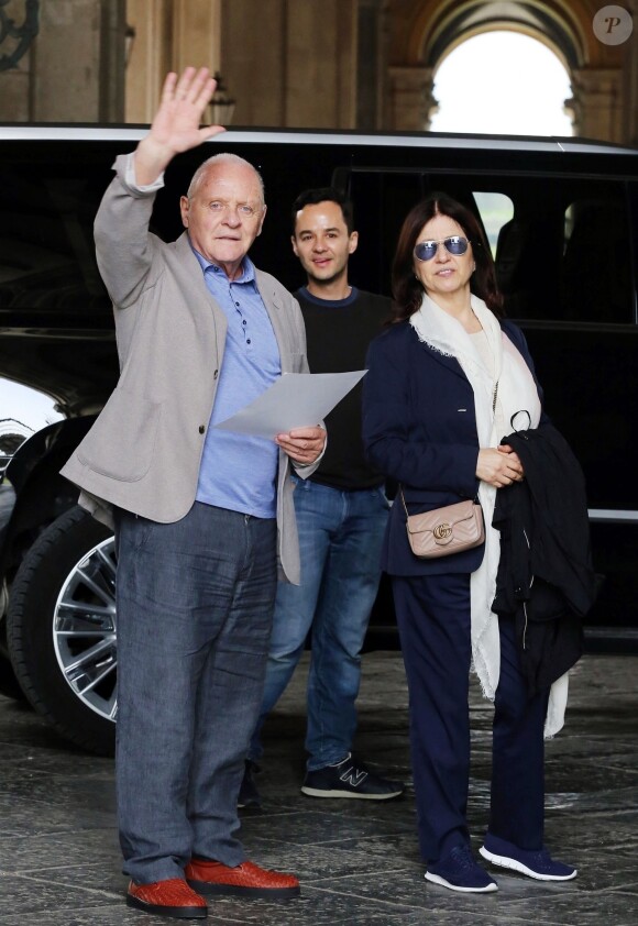 Exclusif - Anthony Hopkins et sa femme Stella Arroyave - A.Hopkins et sa femme S.Arroyave, quittent le Grand Hotel Vesuvio à Naples, Italie, le 9 avril 2018.