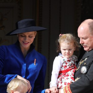La princesse Charlène de Monaco, le prince Jacques de Monaco, marquis des Baux, la princesse Gabriella de Monaco, comtesse de Carladès et le prince Albert II de Monaco - La famille princière de Monaco au balcon du palais lors de la fête nationale monégasque, à Monaco, le 19 novembre 2017. © Dominique Jacovides/Bestimage