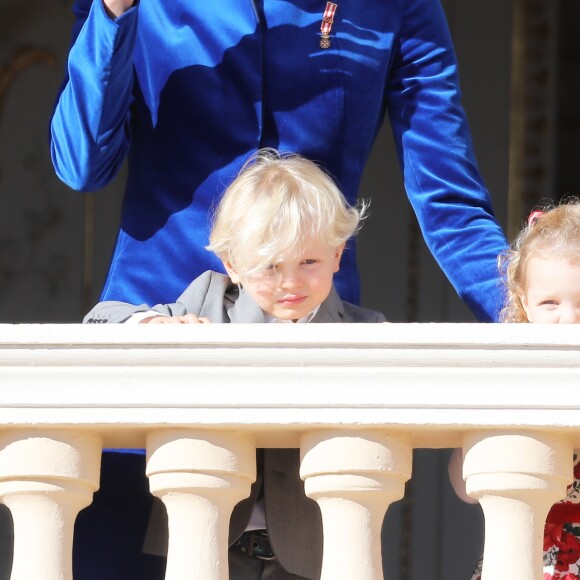 La princesse Charlène de Monaco, le prince Jacques de Monaco, marquis des Baux, et la princesse Gabriella de Monaco, comtesse de Carladès - La famille princière de Monaco au balcon du palais lors de la fête nationale monégasque, à Monaco, le 19 novembre 2017. © Dominique Jacovides/Bestimage