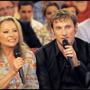 Véronique Sanson et son fils, Christopher Stills, dans "Vivement dimanche" en septembre 2009.