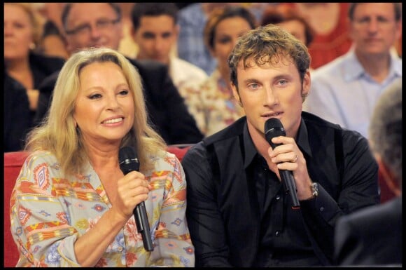 Véronique Sanson et son fils, Christopher Stills, dans "Vivement dimanche" en septembre 2009.
