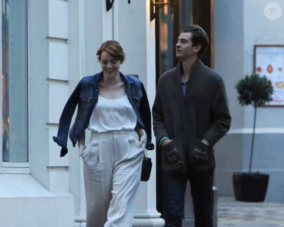 Exclusif - Emma Stone et son ex Andrew Garfield font une balade romantique dans les rues de Londres le 21 août 2016.