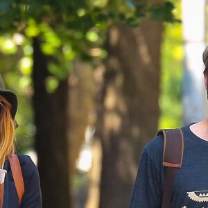 Emma Stone et son petit-ami Andrew Garfield se promènent main dans la main à New York, le 16 juin 2014.