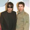 Liam Gallagher et Noel à Londres en avril 2002