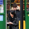 Liam Gallagher et sa compagne Debbie Gwyther se promènent dans les rues de Londres, le 6 janvier 2014. Le rockeur aurait présenté sa nouvelle amoureuse à sa mère durant les fêtes.