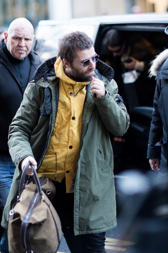 Liam Gallagher arrive au Royal Monceau à Paris pendant la fashion week le 2 mars 2018.