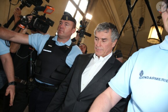 L'ancien ministre du Budget Jérôme Cahuzac, condamné en 2016 à trois ans de prison pour fraude fiscale à la sortie de la cour d'appel de Paris le 15 mai 2018.